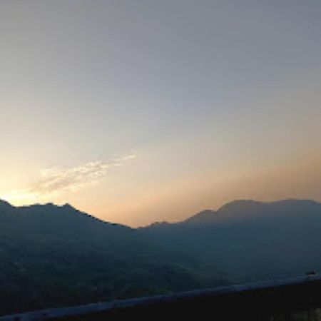 Hotel Himalayan Queen , Darjeeling Дарджилинг Екстериор снимка